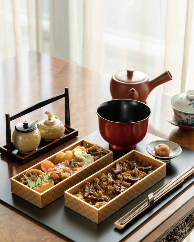 木のトレイに盛られた和食と器