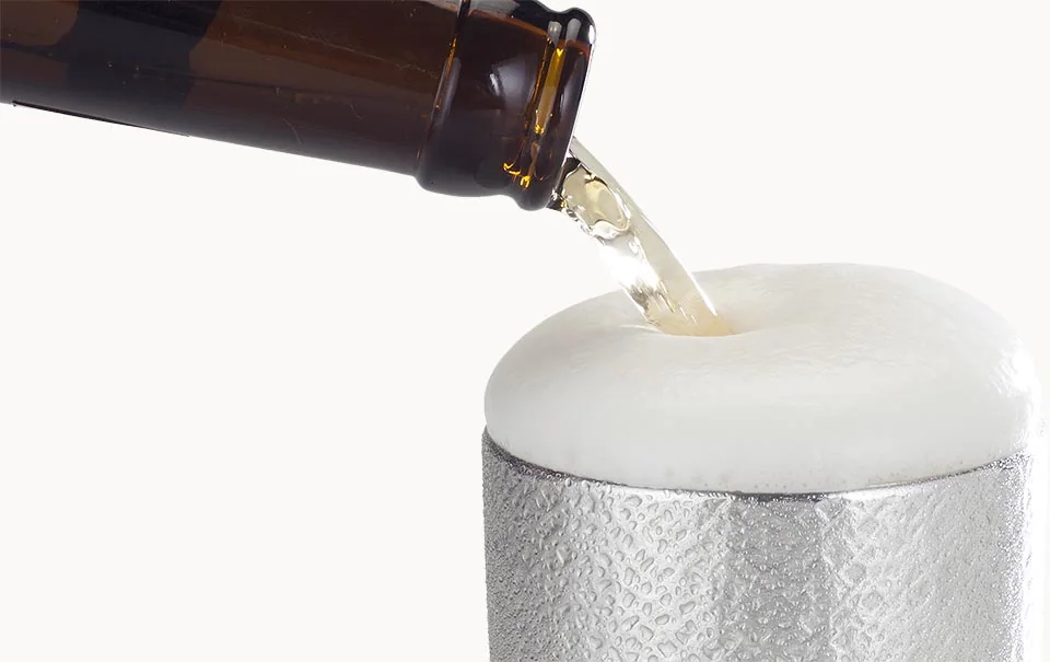 錫タンブラーにビールを注いだ様子
