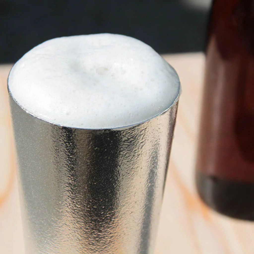 能作の錫製ビアカップにできたクリーミーなビールの泡