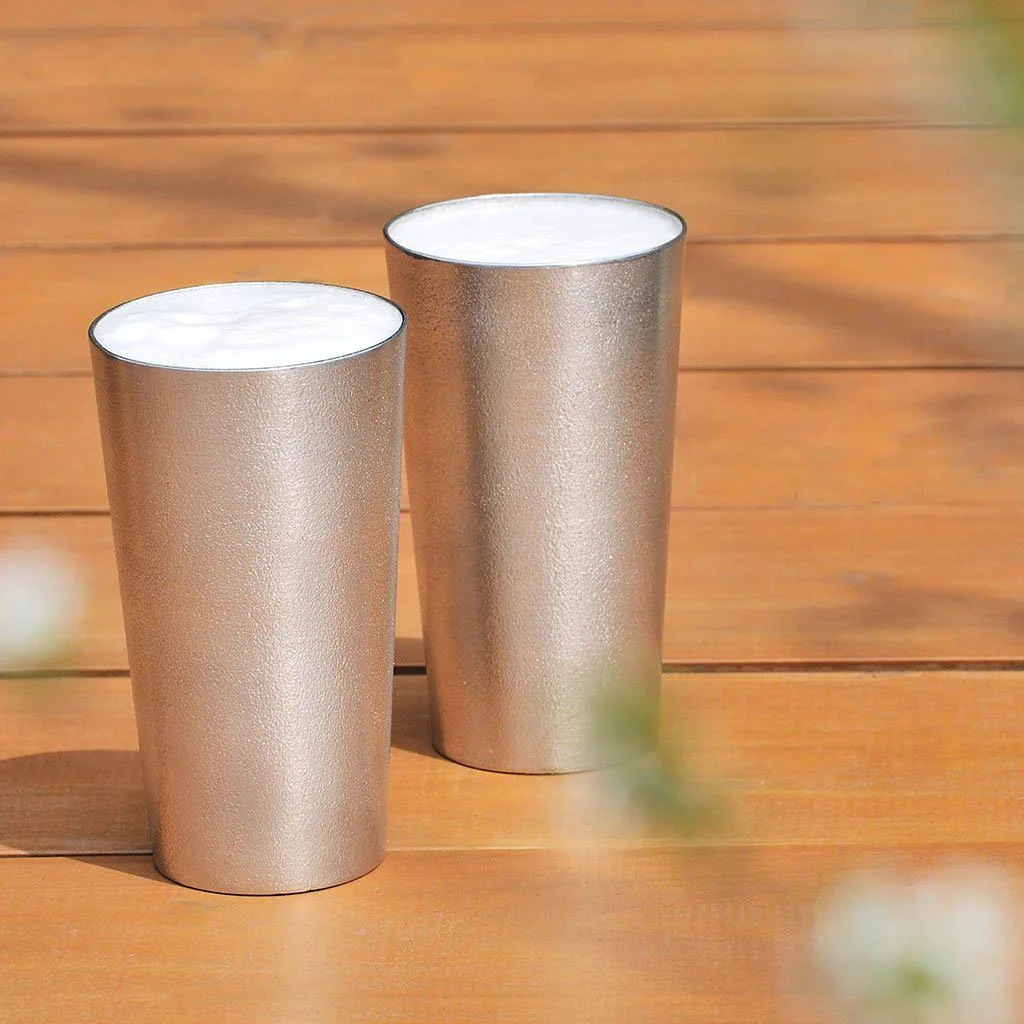大小2サイズの能作の錫製ビアカップにビールを注いだ様子